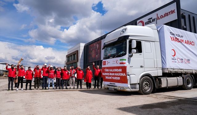 Türk Kızılayın İran için hazırladığı insani yardım malzemelerini taşıyan 4 tır yola çıktı