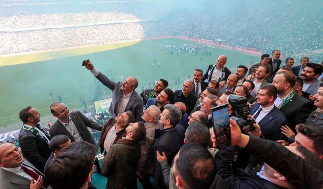 EROL AYYILDIZ, ŞAMPİYON BURSASPOR’U KUTLADI