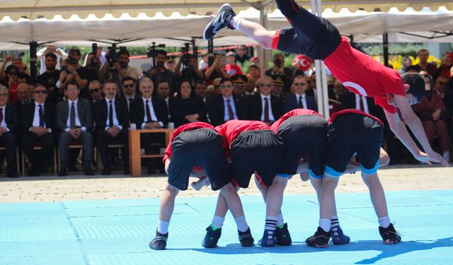 VALİ EROL AYYILDIZ’DAN ANLAMLI 19 MAYIS MESAJI: “GENÇLER GELECEĞİMİZDİR”