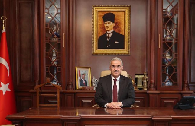 VALİ EROL AYYILDIZ'DAN TÜM BABALARA ANLAMLI BABALAR GÜNÜ KUTLAMASI
