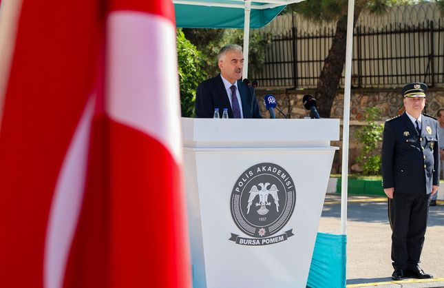 BURSA VALİSİ EROL AYYILDIZ, POMEM MEZUNİYET TÖRENİNDE GENÇ POLİSLERİN HEYECANINA ORTAK OLDU