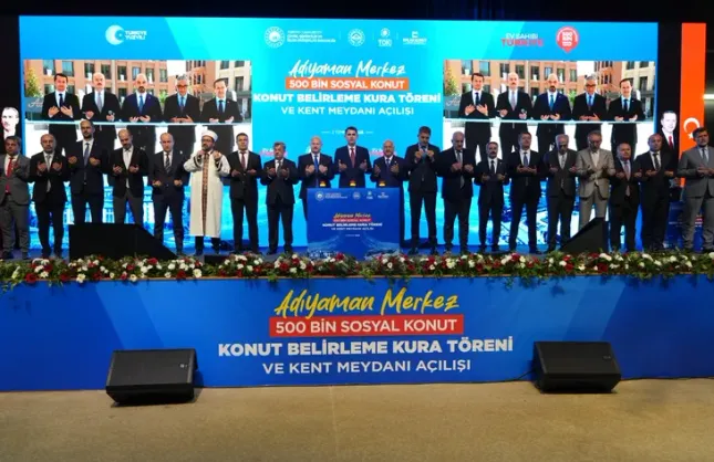 Adıyaman’da 4 bin 905 sosyal konut için kura çekildi... Yeni kent meydanı açıldı