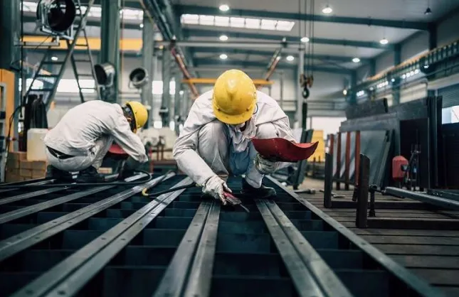 Ücretli çalışan yıllık arttı, aylık geriledi
