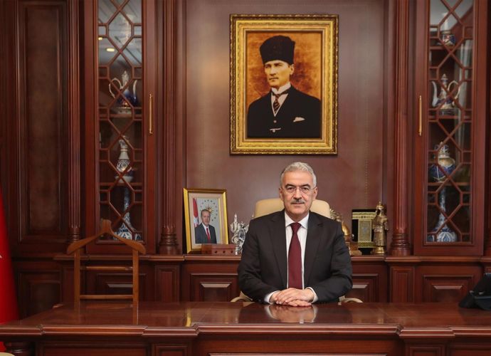 VALİ EROL AYYILDIZ'DAN TÜM BABALARA ANLAMLI BABALAR GÜNÜ KUTLAMASI