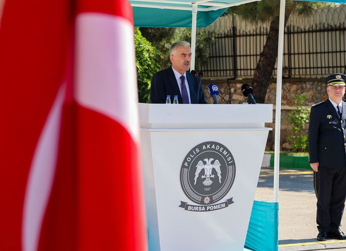 BURSA VALİSİ EROL AYYILDIZ, POMEM MEZUNİYET TÖRENİNDE GENÇ POLİSLERİN HEYECANINA ORTAK OLDU